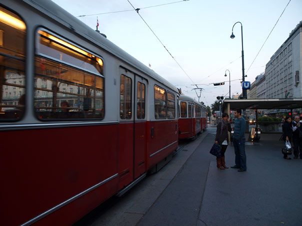 �g����